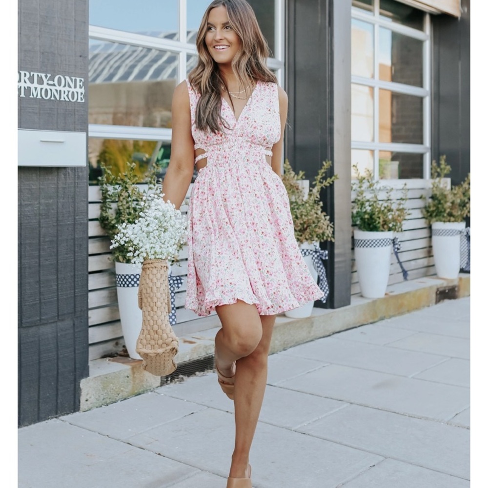 SOLD! NWOT Magnolia Boutique V-NECK SIDE CUTOUT PINK FLORAL DRESS